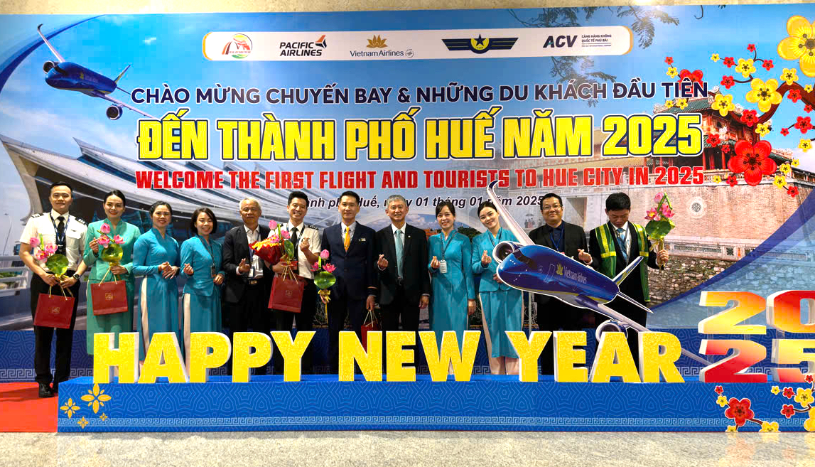 Vietnam Airlines đón những vị khách đầu tiên năm 2025- Ảnh 1.